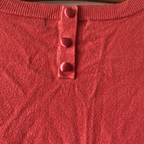 Short-sleeved Sweater with covered buttons on back - Picture 3 of 3